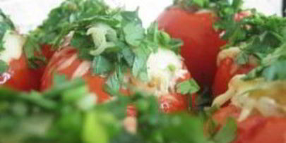 помидоры, фаршированные зеленью и чесноком