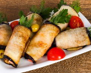 Баклажанные рулетики с сыром и помидорами