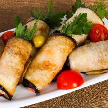 Рецепт Баклажанные рулетики с сыром и помидорами