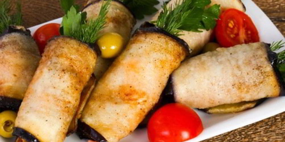 Рецепт баклажанные рулетики с сыром и помидорами