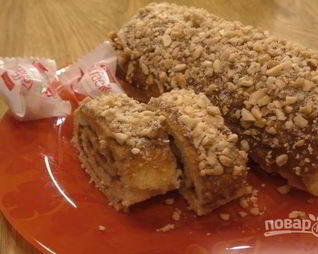 Бисквитный рулет с вареной сгущенкой и орехами