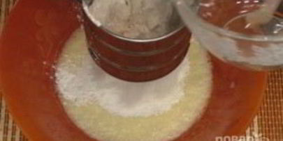 бисквитный рулет с вареной сгущенкой и орехами