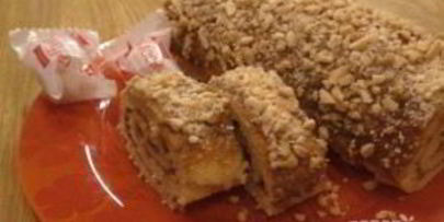 бисквитный рулет с вареной сгущенкой и орехами