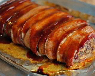 Фаршированный рулет в соусе барбекю с беконом