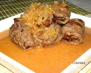 Говяжьи рулетики со сливой и миндалем