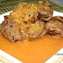 Рецепт Говяжьи рулетики со сливой и миндалем