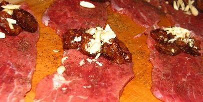 говяжьи рулетики со сливой и миндалем