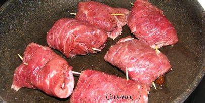 говяжьи рулетики со сливой и миндалем