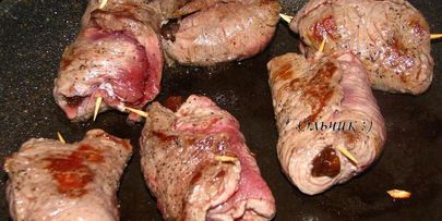 говяжьи рулетики со сливой и миндалем