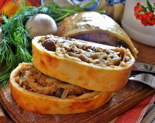 Картофельный рулет с капустой и грибами