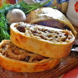 Картофельный рулет с капустой и грибами