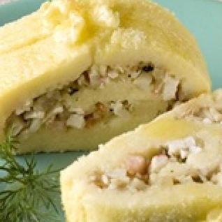 Картофельный рулет с морским коктейлем