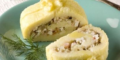 картофельный рулет с морским коктейлем