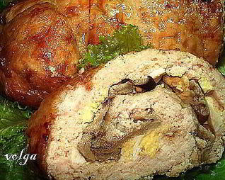 Куриный рулет, фаршированный яйцами и грибами
