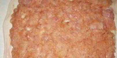 куриный рулет, фаршированный яйцами и грибами