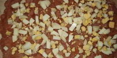 куриный рулет, фаршированный яйцами и грибами