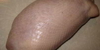 куриный рулет, фаршированный яйцами и грибами