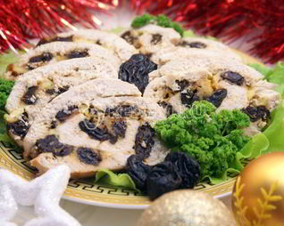 Куриный рулет с черносливом и сыром