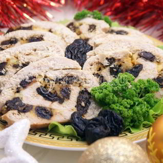 Куриный рулет с черносливом и сыром