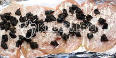 куриный рулет с черносливом и сыром