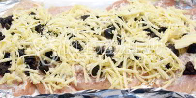 куриный рулет с черносливом и сыром