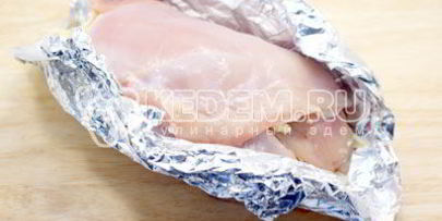 куриный рулет с черносливом и сыром