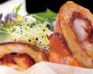 Куриный рулет с ветчиной и соусом песто