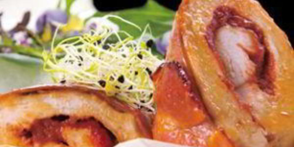 Рецепт куриный рулет с ветчиной и соусом песто