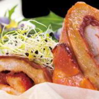 Куриный рулет с ветчиной и соусом песто