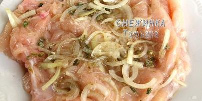 куриный рулет со спаржевой фасолью, яйцом и сыром джюгас