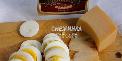 куриный рулет со спаржевой фасолью, яйцом и сыром джюгас