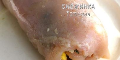 куриный рулет со спаржевой фасолью, яйцом и сыром джюгас