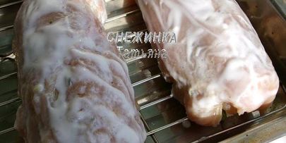 куриный рулет со спаржевой фасолью, яйцом и сыром джюгас