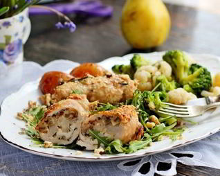 Куриные рулетики с грушей и орехами