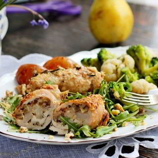 Куриные рулетики с грушей и орехами