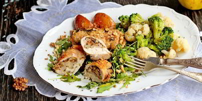 куриные рулетики с грушей и орехами