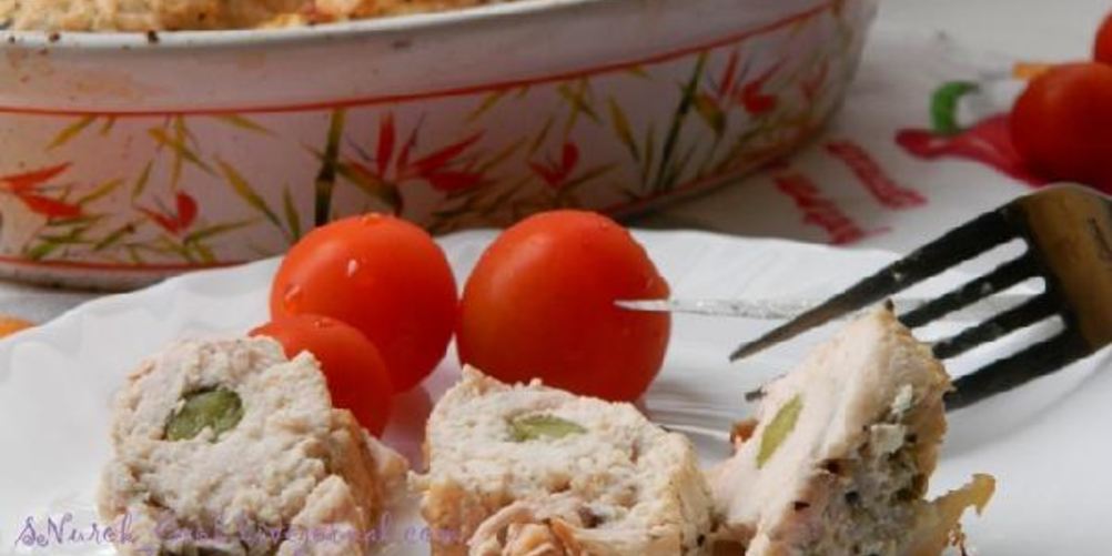 Рецепт куриные рулетики с маринованными огурчиками запеченные в сметане