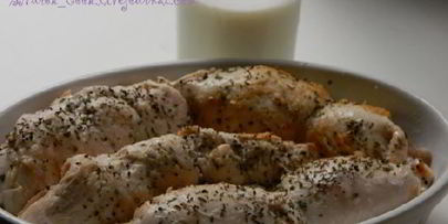 куриные рулетики с маринованными огурчиками запеченные в сметане