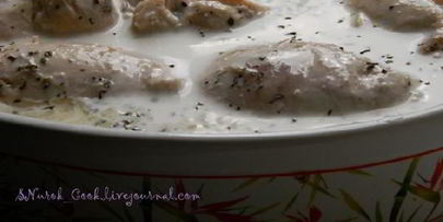 куриные рулетики с маринованными огурчиками запеченные в сметане