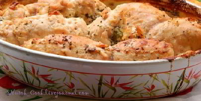 куриные рулетики с маринованными огурчиками запеченные в сметане