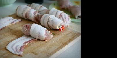 куриные рулетики в беконе