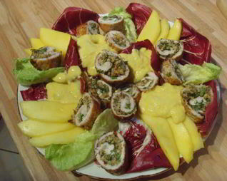 Куриные рулеты под манговым соусом с брусками поленты