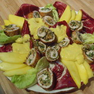 Куриные рулеты под манговым соусом с брусками поленты