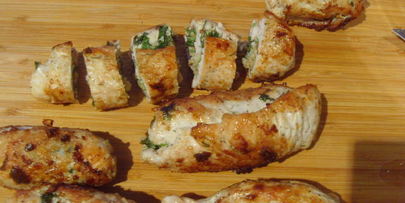 куриные рулеты под манговым соусом с брусками поленты