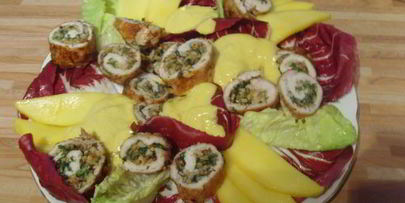 куриные рулеты под манговым соусом с брусками поленты