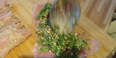 куриные рулеты под манговым соусом с брусками поленты