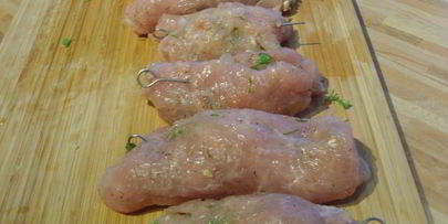 куриные рулеты под манговым соусом с брусками поленты