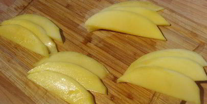 куриные рулеты под манговым соусом с брусками поленты