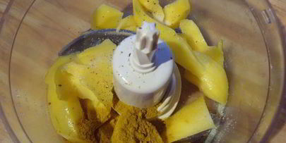 куриные рулеты под манговым соусом с брусками поленты