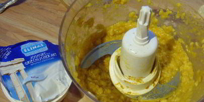 куриные рулеты под манговым соусом с брусками поленты